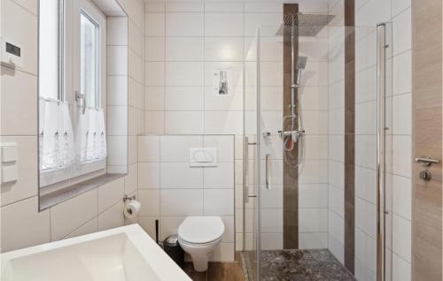 a bathroom with a shower and a toilet at Ferienhaus 2 Altefhr in Altefähr