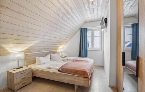 アルテフェーアにあるFerienhaus 34 Altefhrの木製の天井のベッドルーム1室(ベッド1台付)