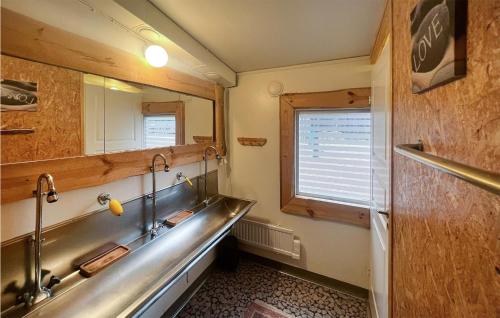y baño con lavabo y espejo. en Awesome Home In Grsmark With Kitchen en Gräsmark
