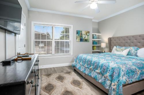 a bedroom with a bed and a window at Park Avenue 109 in Foley