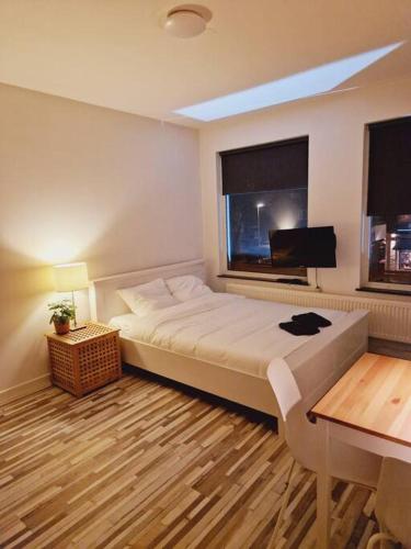 een slaapkamer met een groot bed en een raam bij Private room 202 - Eindhoven - By T&S. in Eindhoven