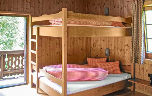 マリア・ルッガウにあるLovely Home In Maria Luggau With Kitchenetteの窓付きの木製の部屋の二段ベッド1台分です。