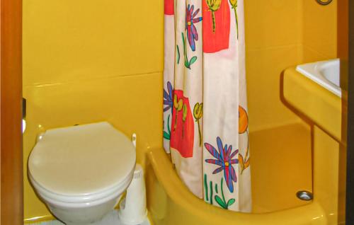 ein Bad mit einem WC und einem Duschvorhang in der Unterkunft Lovely Home In Maria Luggau With Kitchenette in Maria Luggau