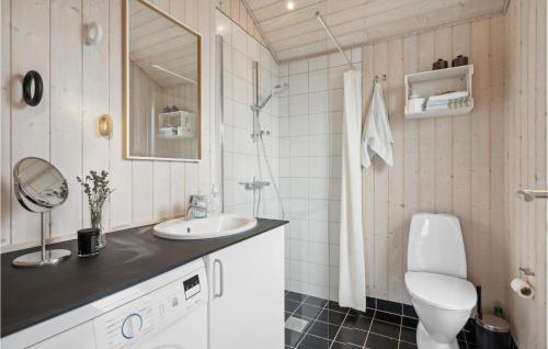 Baño blanco con lavabo y aseo en 3 Bedroom Cozy Home In Lundby, en Lundby