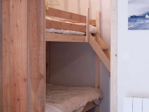 drewnianym łóżkiem piętrowym w niewielkim pokoju w obiekcie Appartement cosy pour 3 pers, piscine, proche commerces, à Arêches-Beaufort - FR-1-342-131 w mieście Beaufort