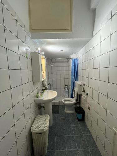 ein Badezimmer mit Waschbecken und Toilette in der Unterkunft valantis room in Kavala