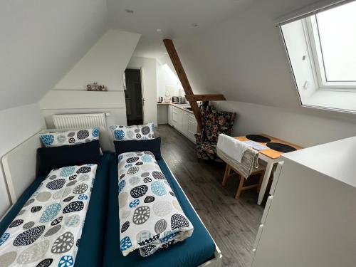 Habitación pequeña con 2 camas y cocina en Fewo-Elbschlummer, en Niegripp