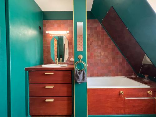 une salle de bain avec une baignoire et un lavabo dans l'établissement Sublime Appartement Parisien, à Paris