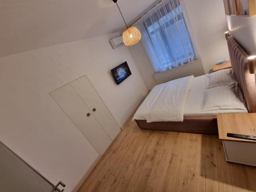 une petite chambre avec un lit et une fenêtre dans l'établissement Ultra-Central 1 Bed Apartment, str Nicolae Iorga, à Baia Mare