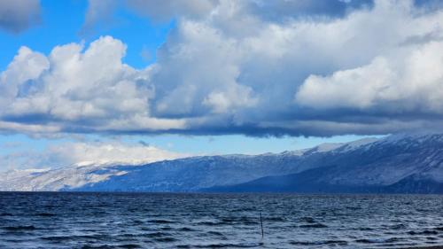 ポグラデツにあるDrion Apartment with lake viewのギャラリーの写真