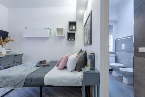 1 dormitorio con 1 cama y baño en Holiday Homes Rome - Portuense 21 - Studio with little private Garden, en Roma