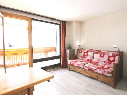 Habitación con cama y ventana grande. en Appartement Huez, 1 pièce, 4 personnes - FR-1-405-108 en L'Alpe-d'Huez