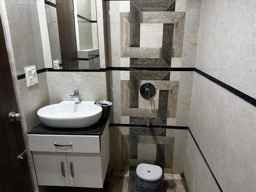 バティンダにあるgrover internationalのバスルーム(洗面台、トイレ付)