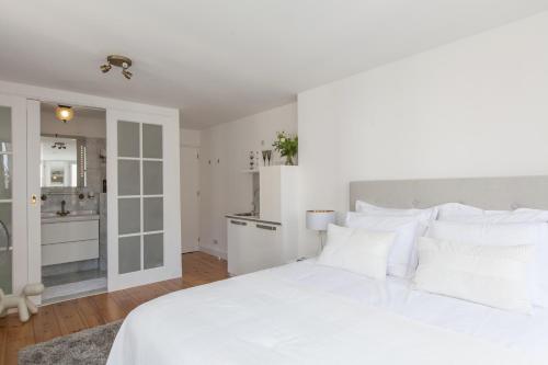 Cama o camas de una habitación en Jordaan Suite bed and bubbles