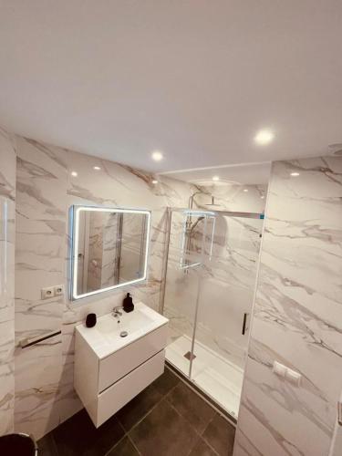 a white bathroom with a sink and a shower at 2 Estudios junto La Nogalera in Torremolinos