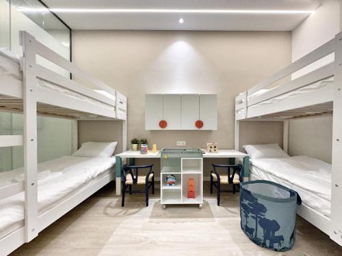 Katil dua tingkat atau katil-katil dua tingkat dalam bilik di Designer Guesthouse Pulau Tikus & Gurney Drive, Georgetown, Penang
