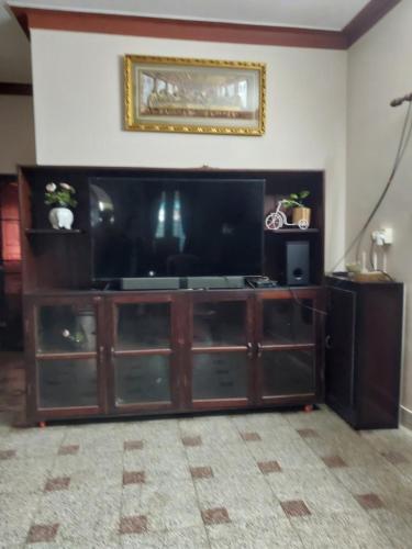 un gran centro de entretenimiento con una gran TV de pantalla plana en Taj Mahal Hotel, en Kochi