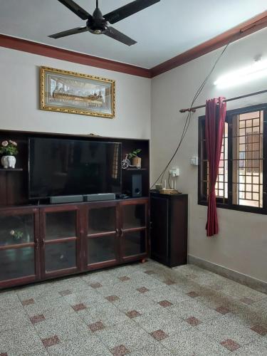 sala de estar con TV de pantalla plana grande en Taj Mahal Hotel, en Kochi