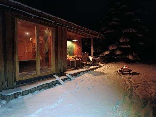 Una casa en la nieve por la noche en Beutners Berghütte, en Stützerbach