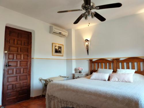 una camera con letto e ventilatore a soffitto di Todos Y Tonya ad Archidona