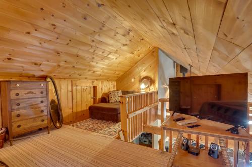 Cette cabane en rondins comprend un lit et un plafond en bois. dans l'établissement Lakefront Rhinelander Cabin with Dock and Fire Pit!, à Rhinelander