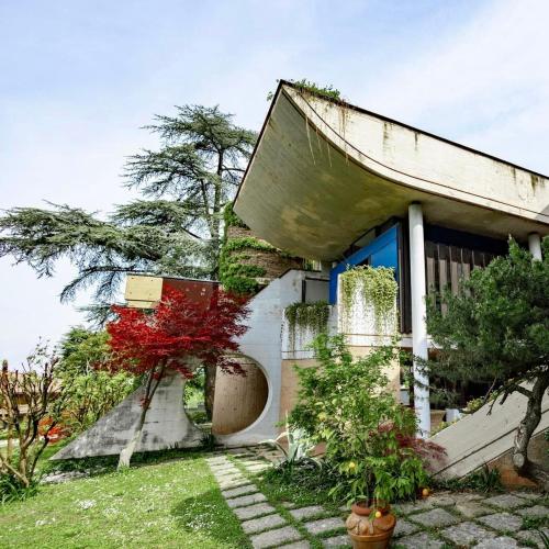 a house with a boat on the side of it at Villa Caffetto Dépendance nei pressi del Lago di Garda in Calcinato