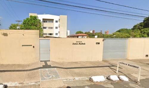 an empty parking lot with two garages and a building at Loft charmoso na zona Leste de Teresina in Teresina