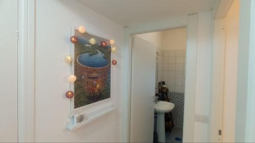 une porte donnant sur une salle de bains avec une peinture murale. dans l'établissement La Casa di Stefi, à Marino