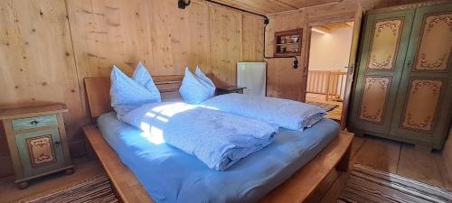 Una cama o camas en una habitación de der alte Raderle