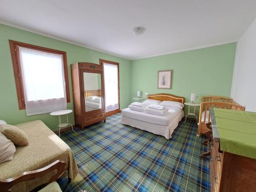 ボルソ・デル・グラッパにあるCasa Albaの緑の壁のベッドルーム1室(ベッド2台付)