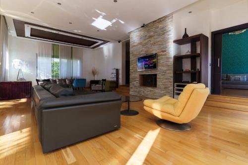 卡薩布蘭卡的住宿－Luxury villa Bouskoura Pearl，客厅配有沙发和椅子