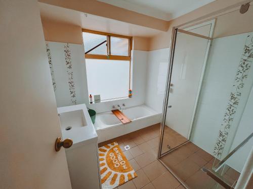 y baño con ducha y lavamanos. en BEACH 400m, Big Yard, Playroom, Perfect for Families, Couples, Digital Nomads en Mandurah