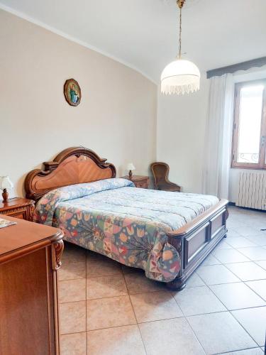 een slaapkamer met een bed met een houten hoofdeinde bij Pistoia ROSE Appartamento in Pistoia