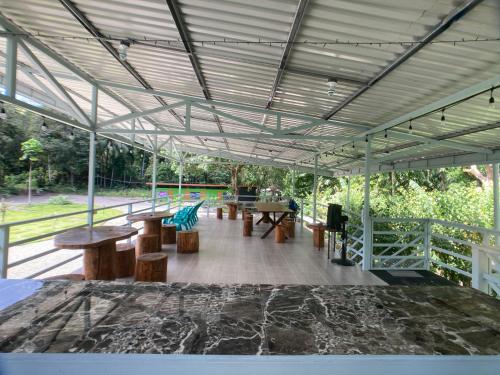un pavillon avec des tables et des bancs sur une terrasse dans l'établissement Yejos, à Dos Brazos