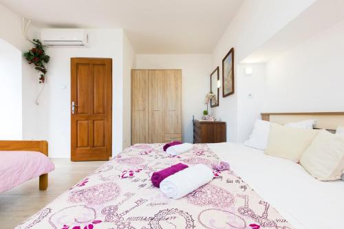 Ένα ή περισσότερα κρεβάτια σε δωμάτιο στο APARTMANI I SOBA ROBERTO I MIRJANA