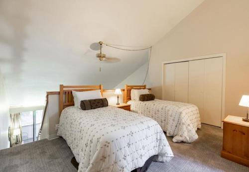 Postel nebo postele na pokoji v ubytování 17 Vail Road condo