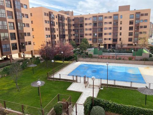 una grande piscina di fronte a un grande edificio di H Sweet H Airport Ifema Metropolitano a Madrid