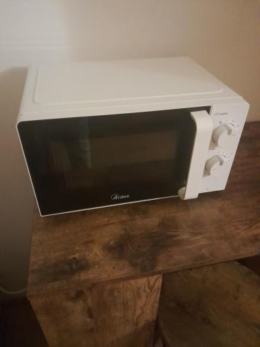 RoncegnoにあるAl Voltoの木製テーブルの上に電子レンジが備わります。