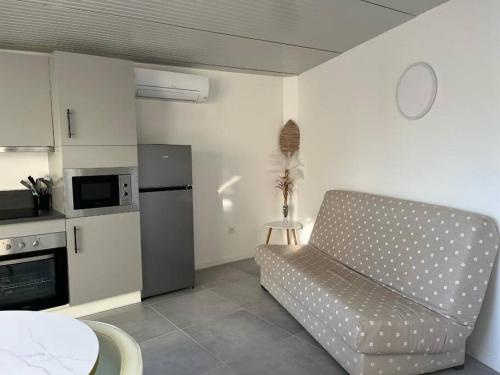 - une cuisine avec un canapé-lit polka dans l'établissement Maisonnette, à Bormes-les-Mimosas