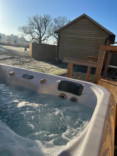 Gambar di galeri bagi Edgmond Lodges - 1 & 2 Bed Luxury Log Cabins with Private Hot Tubs Derbyshire di Hilton
