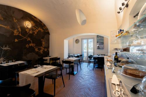 un ristorante con tavoli e sedie in una stanza di Lo Stemma Luxury Boutique Hotel a Matera