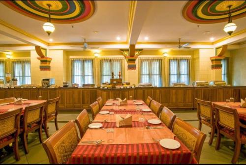 una grande sala da pranzo con un lungo tavolo e sedie di The RaaRees Resort - A Hidden Resort in Munnar a Munnar
