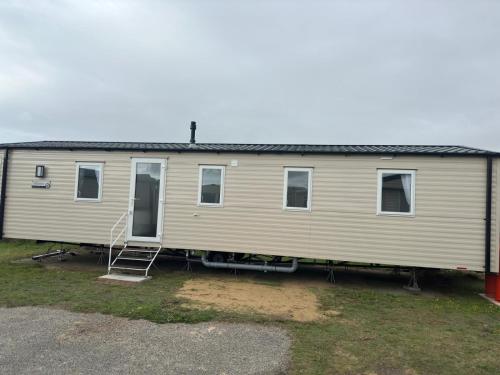 a mobile home is parked in a yard at Perranporth Holiday Park in Perranporth