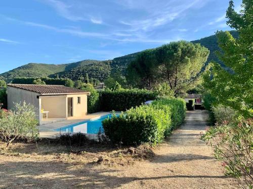 Villa con piscina y montañas de fondo en Gîte 45 m2 3/4 personnes, en Bessèges