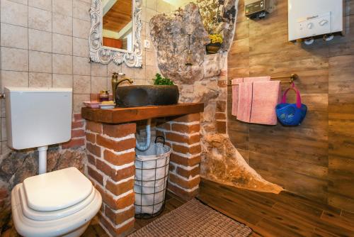 een badkamer met een toilet en een wastafel bij Holiday Home Paradise Beach in Šibenik