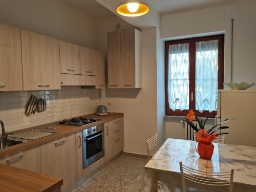 a kitchen with a table with a vase on it at Domus Lineker in Venafro