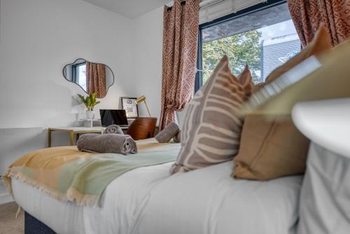 Katil atau katil-katil dalam bilik di Ocean Village 1-Bedroom Luxurious, Stylish & Cosy Apartment, Central Location in Southampton, Sleeps 4 - by Blue Puffin Stays