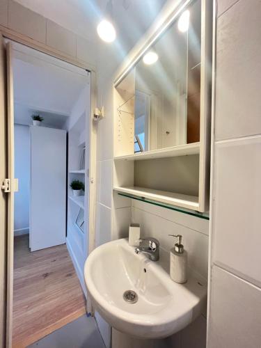 馬德里的住宿－Acogedor Estudio Cervantes，一间带水槽和镜子的浴室