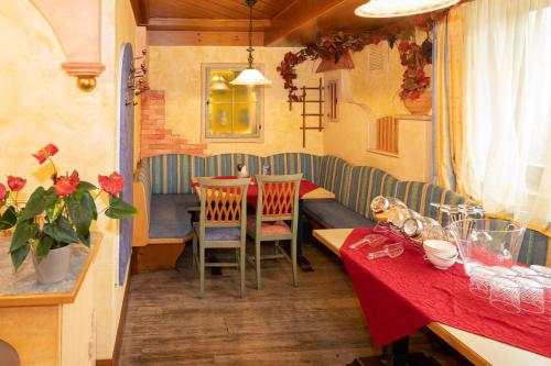 jadalnia z czerwonym stołem i krzesłami w obiekcie Hotel Wirt Z'Minsta w mieście Altmünster