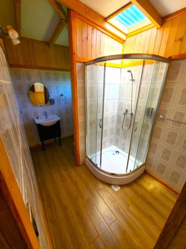 an overhead view of a bathroom with a shower at Cabaña Alto Naupe in Puerto Saavedra